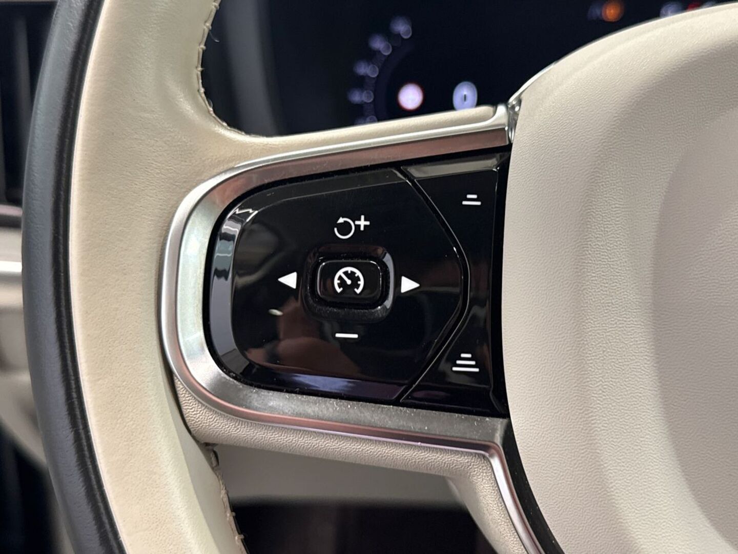 VOLVO V60 2023