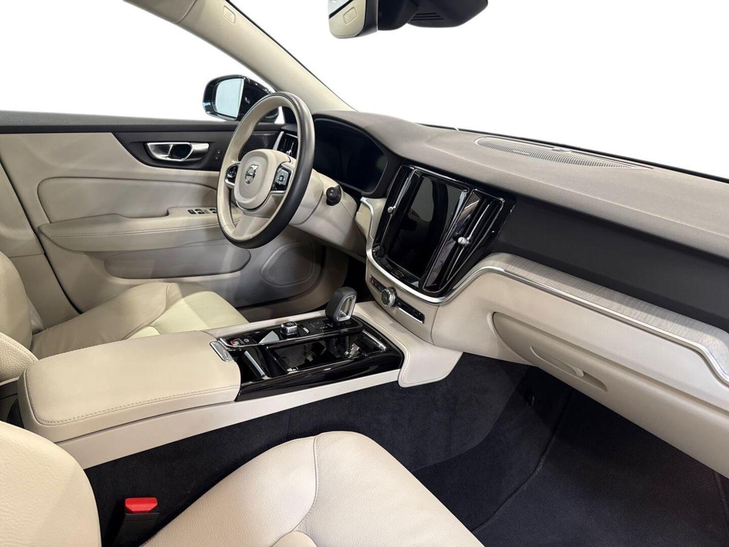 VOLVO V60 2023