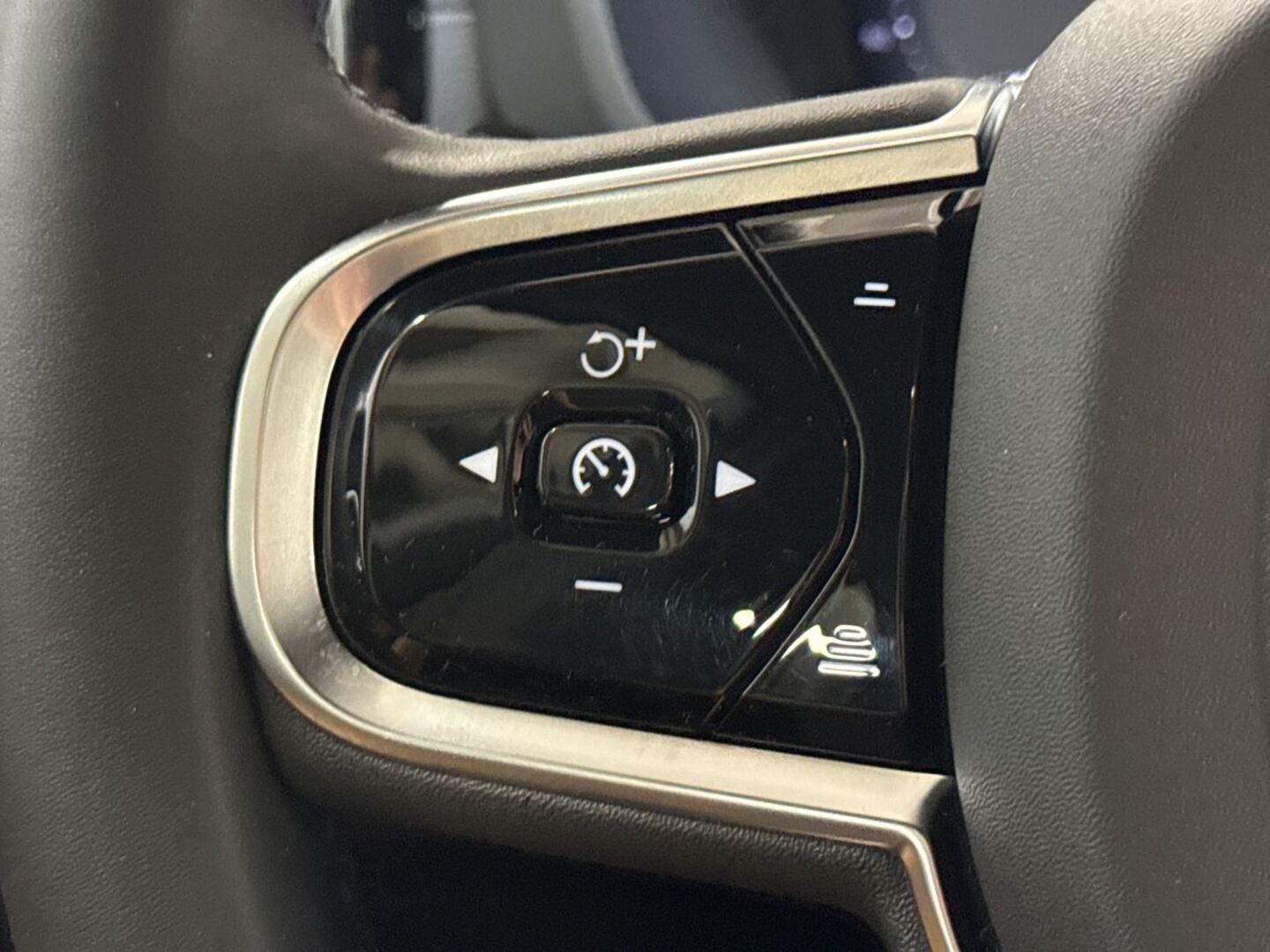 VOLVO XC60 2024
