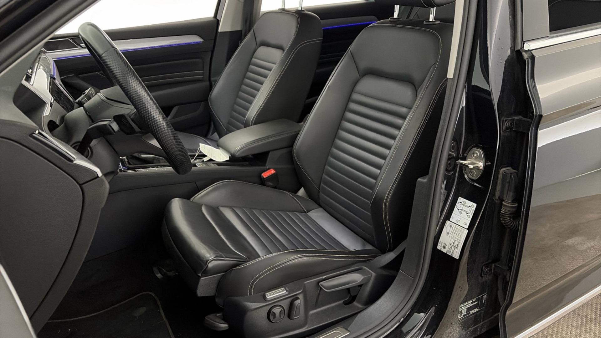 VOLKSWAGEN Passat 2023