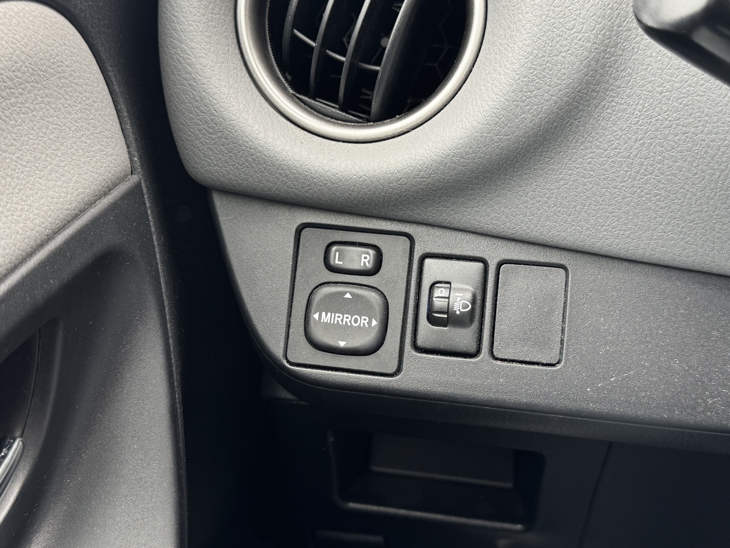 TOYOTA Yaris 2015