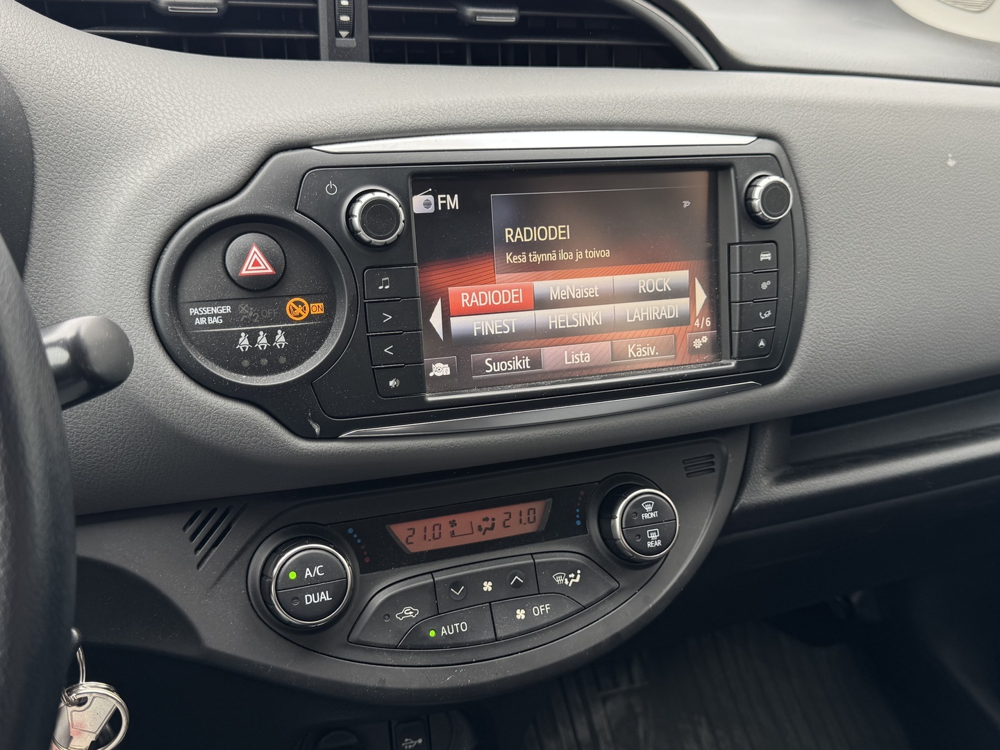 TOYOTA Yaris 2015