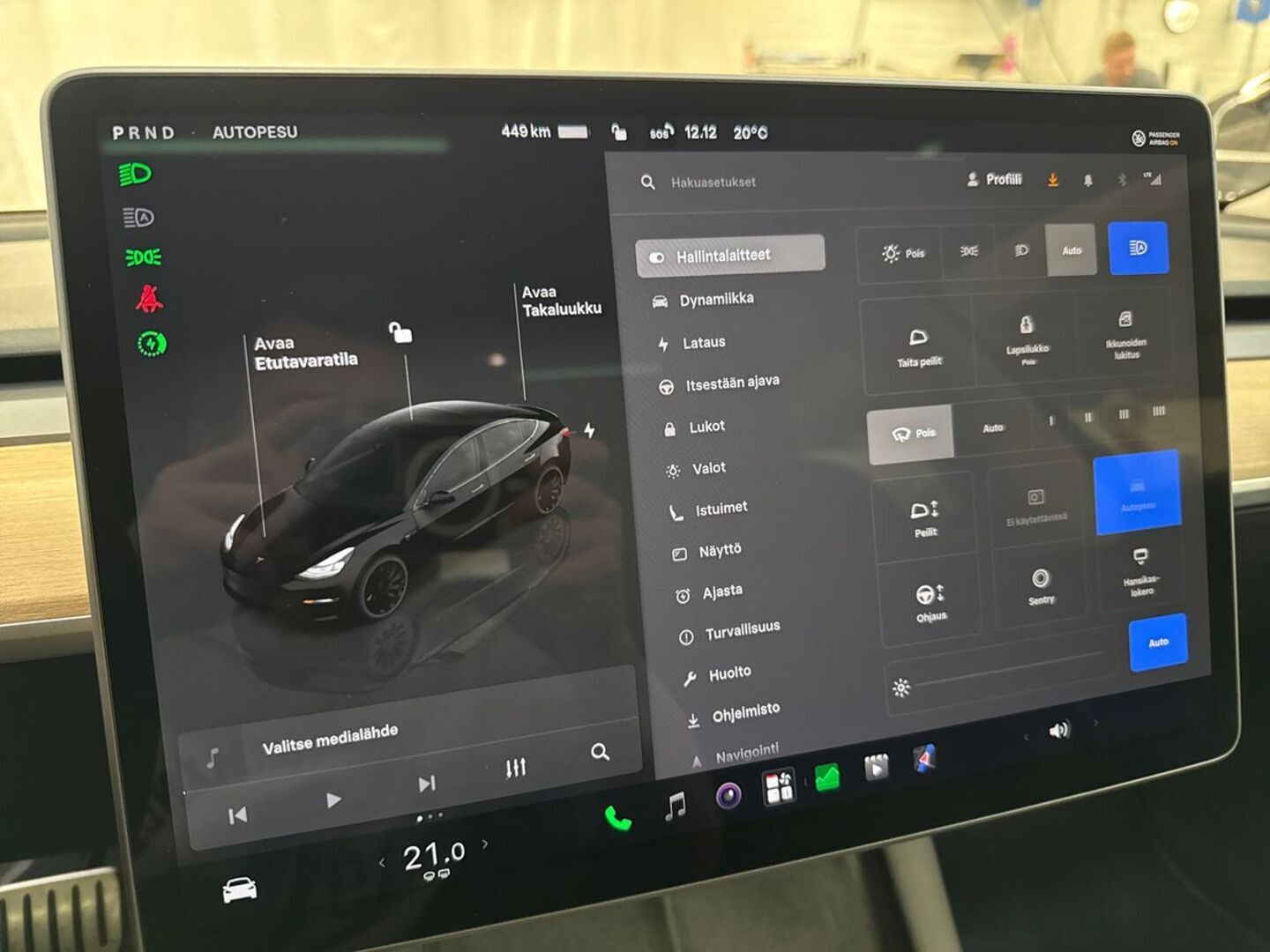 TESLA Model 3 19