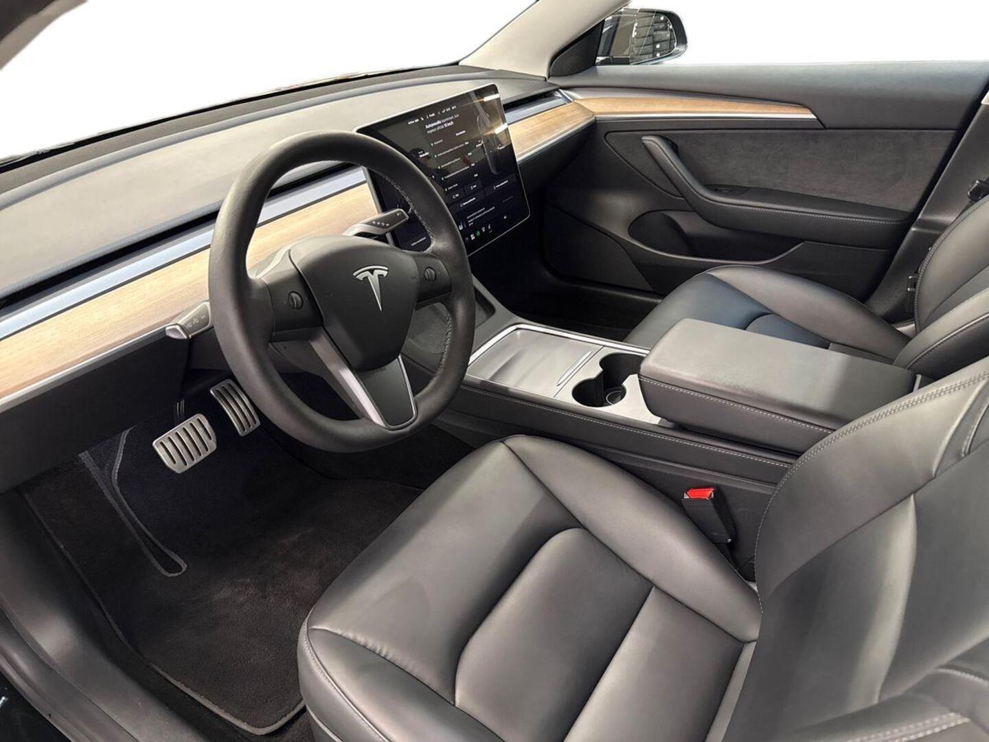 TESLA Model 3 6