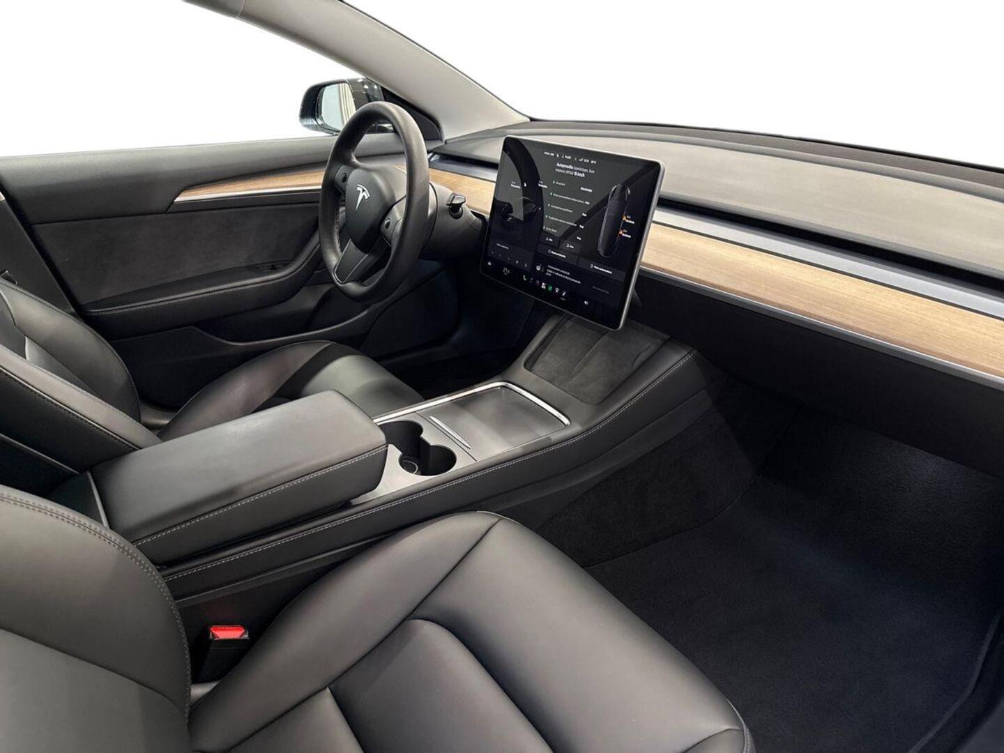 TESLA Model 3 7
