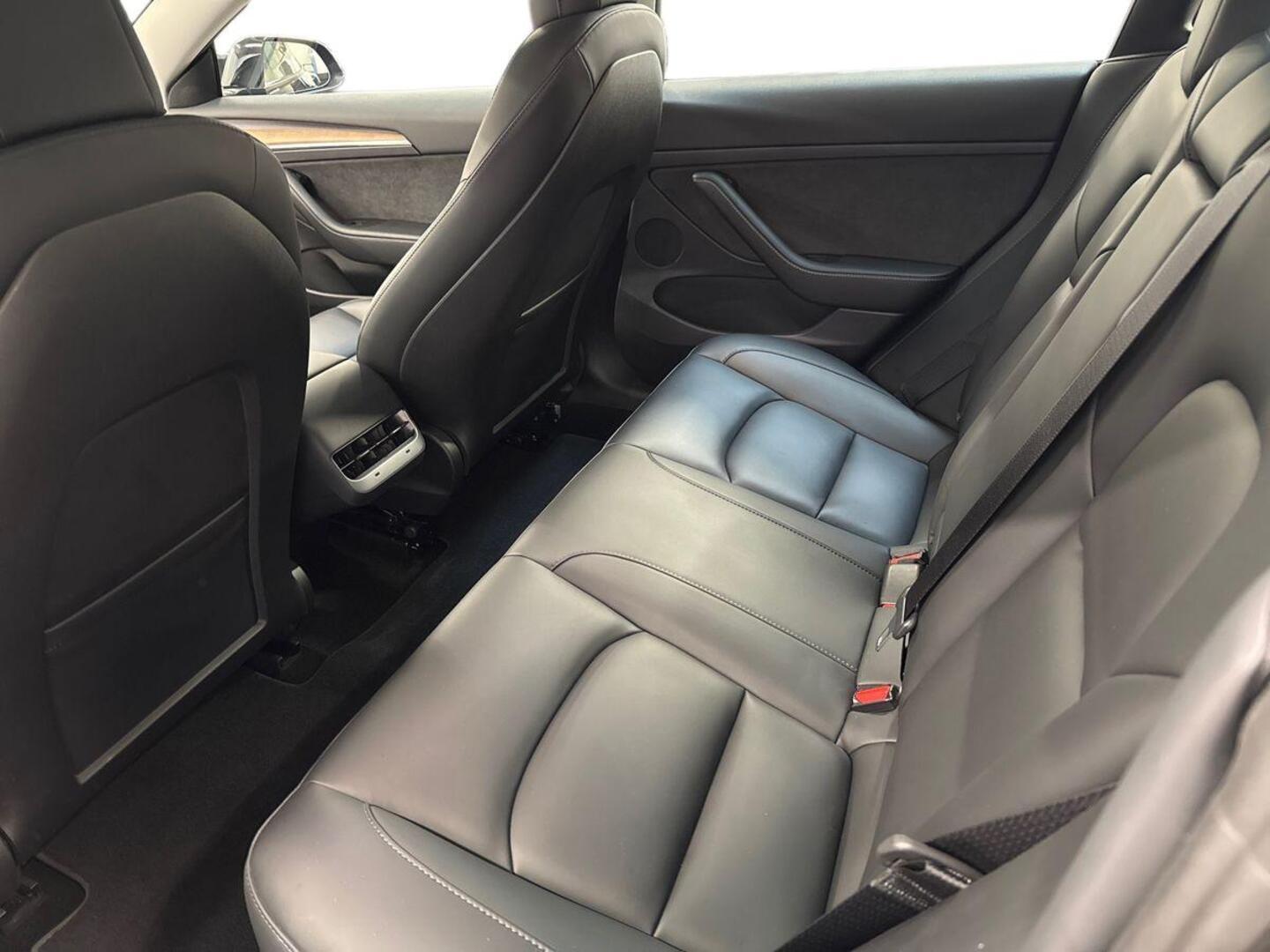 TESLA Model 3 8
