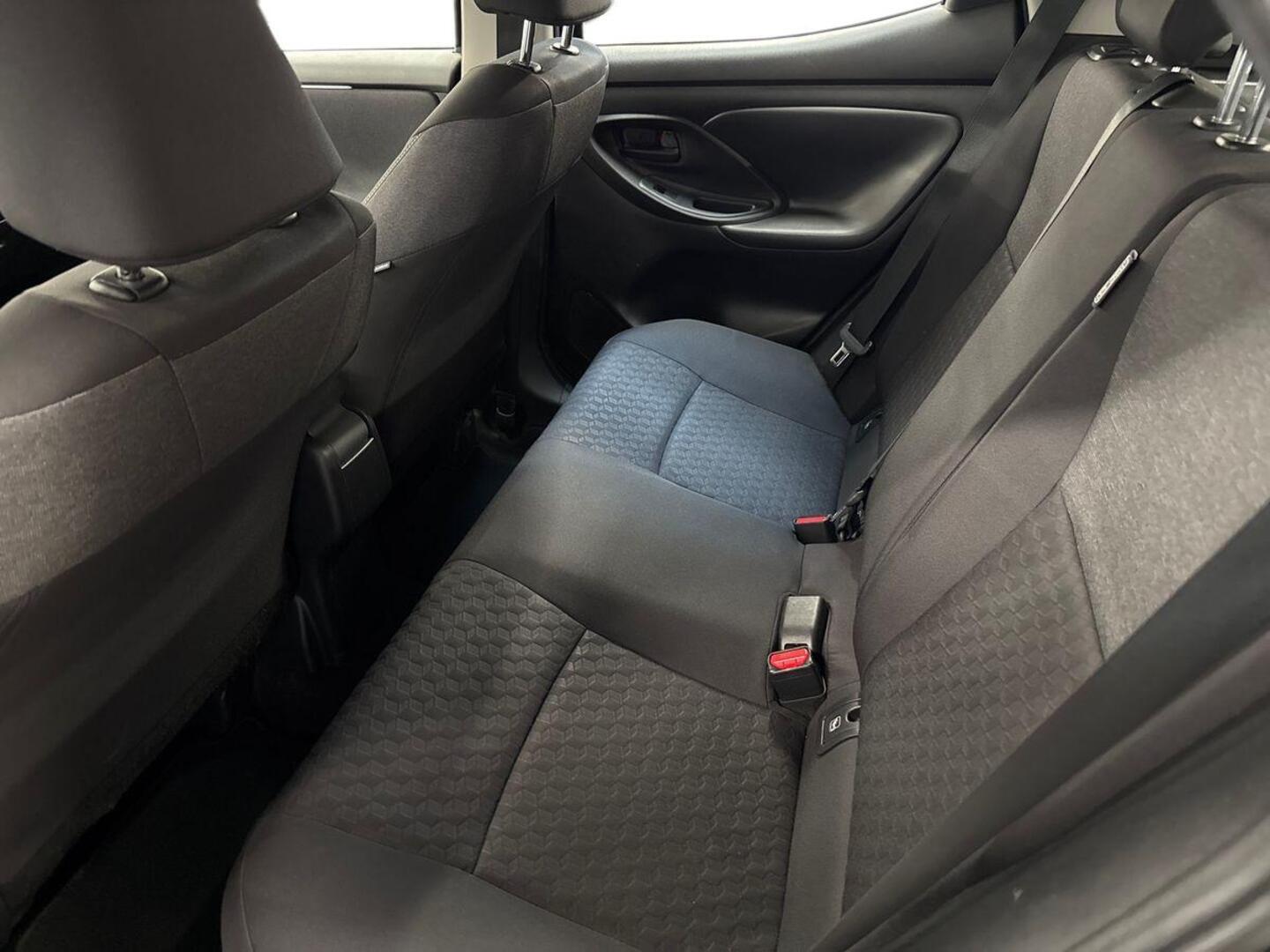 TOYOTA Yaris 10