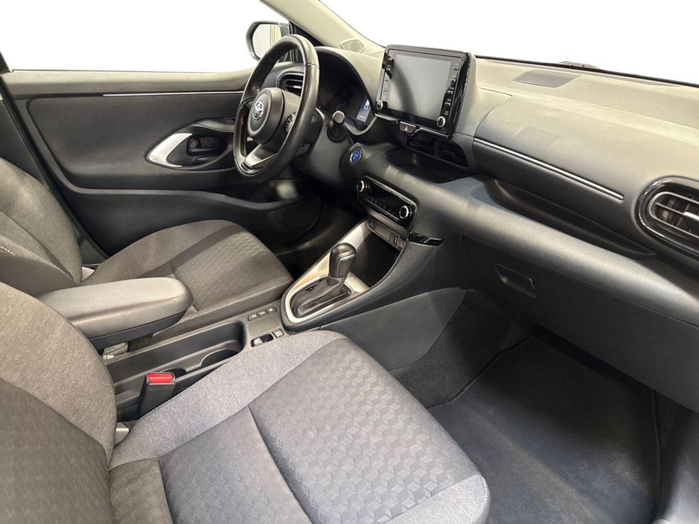 TOYOTA Yaris 9