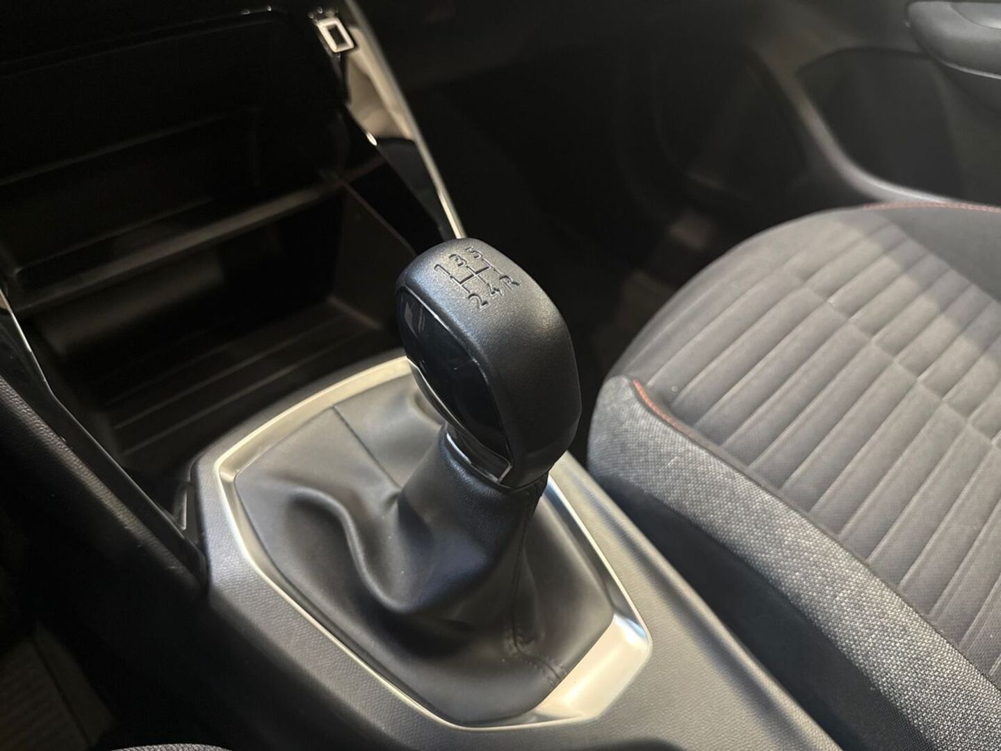 PEUGEOT 208 2021