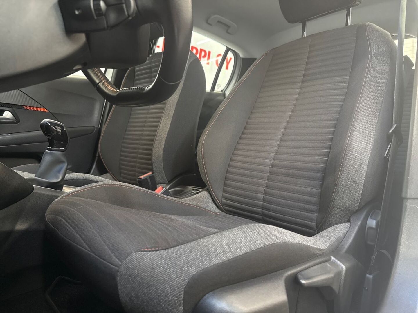 PEUGEOT 208 2021