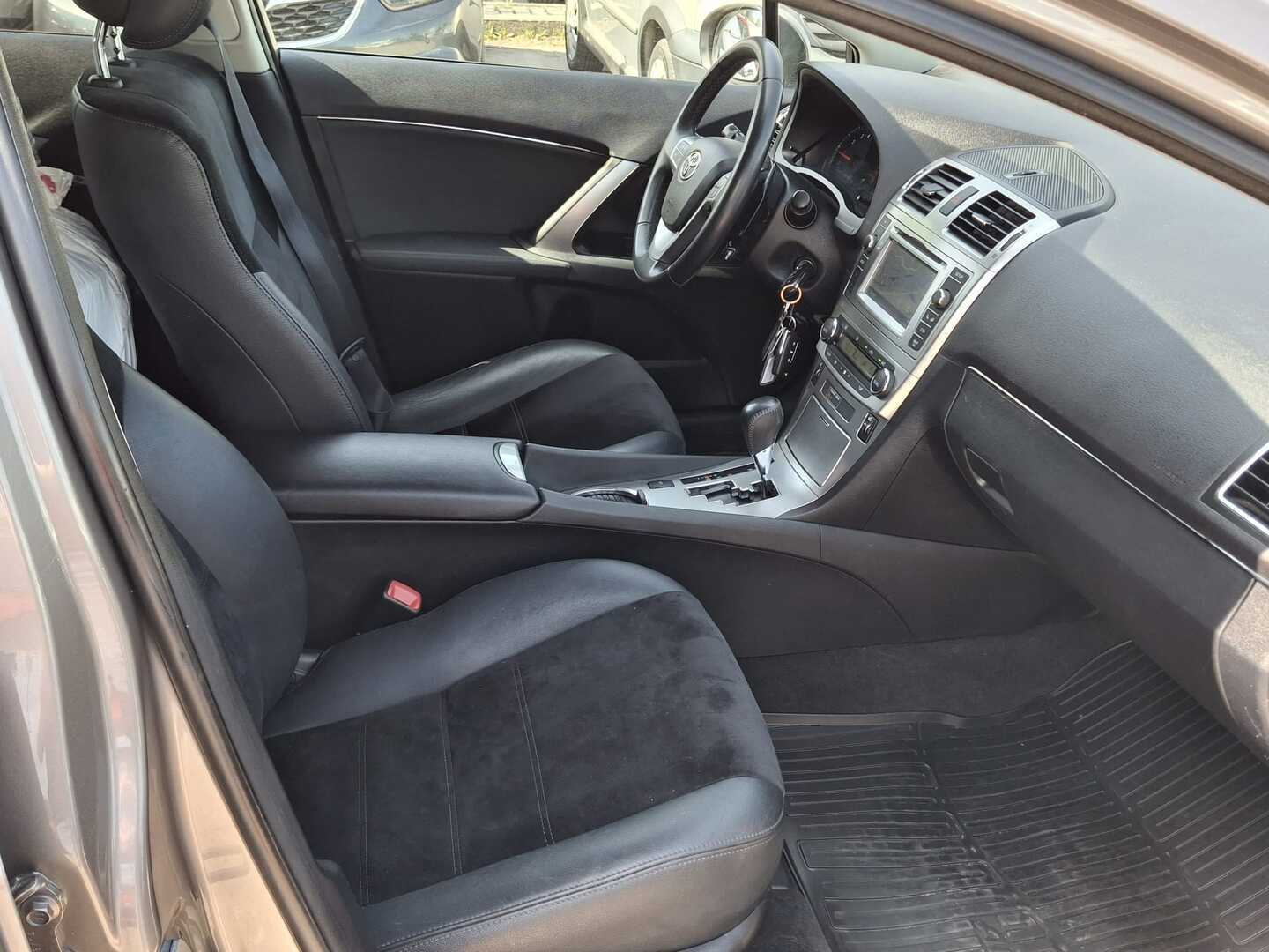 TOYOTA Avensis 2015