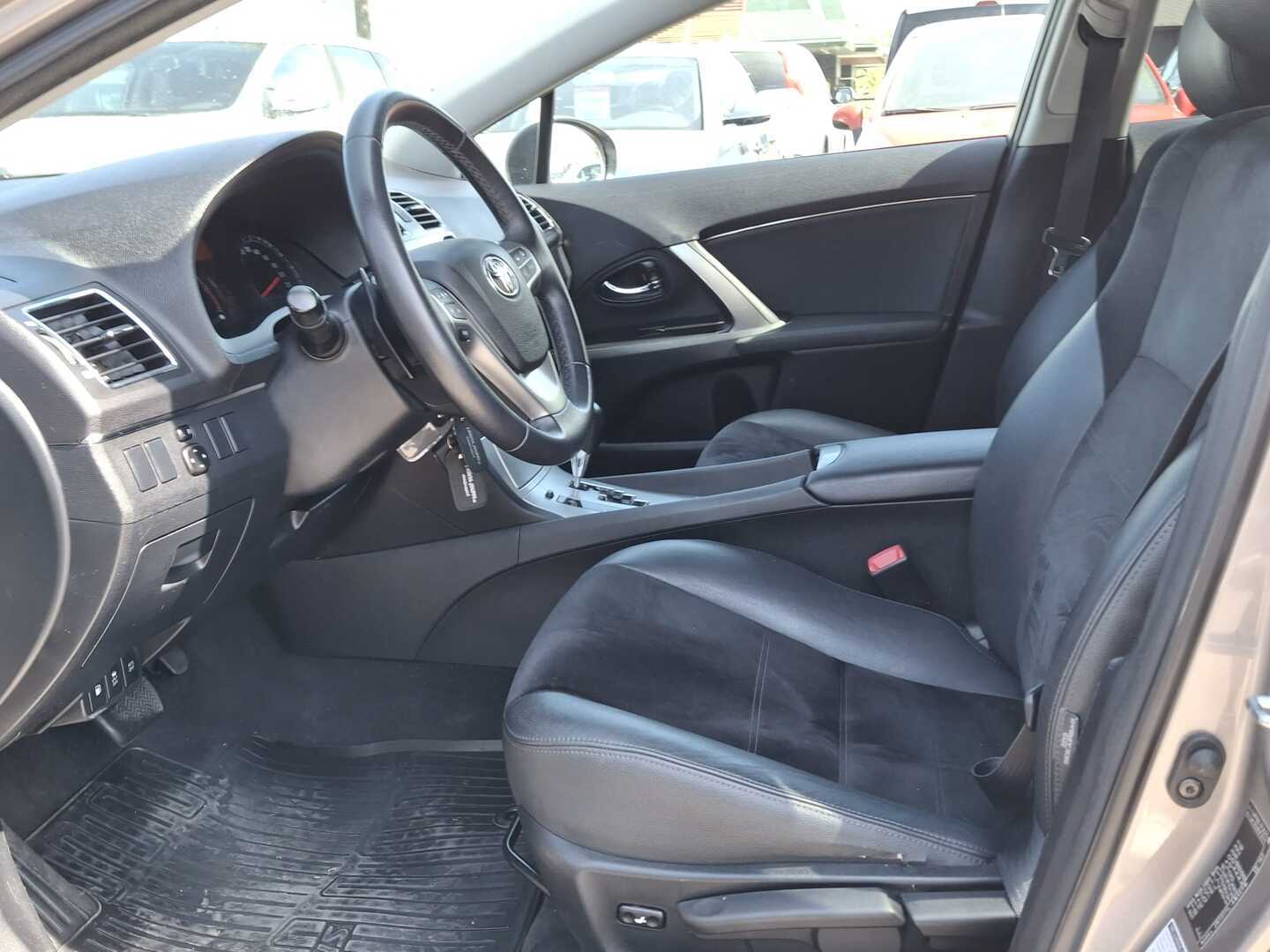 TOYOTA Avensis 2015