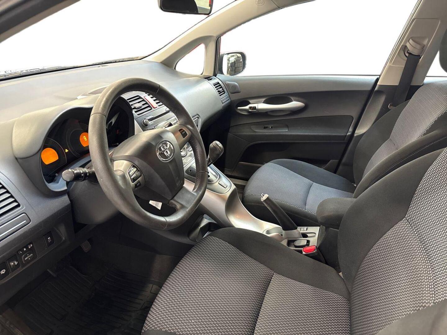 TOYOTA Auris 2010