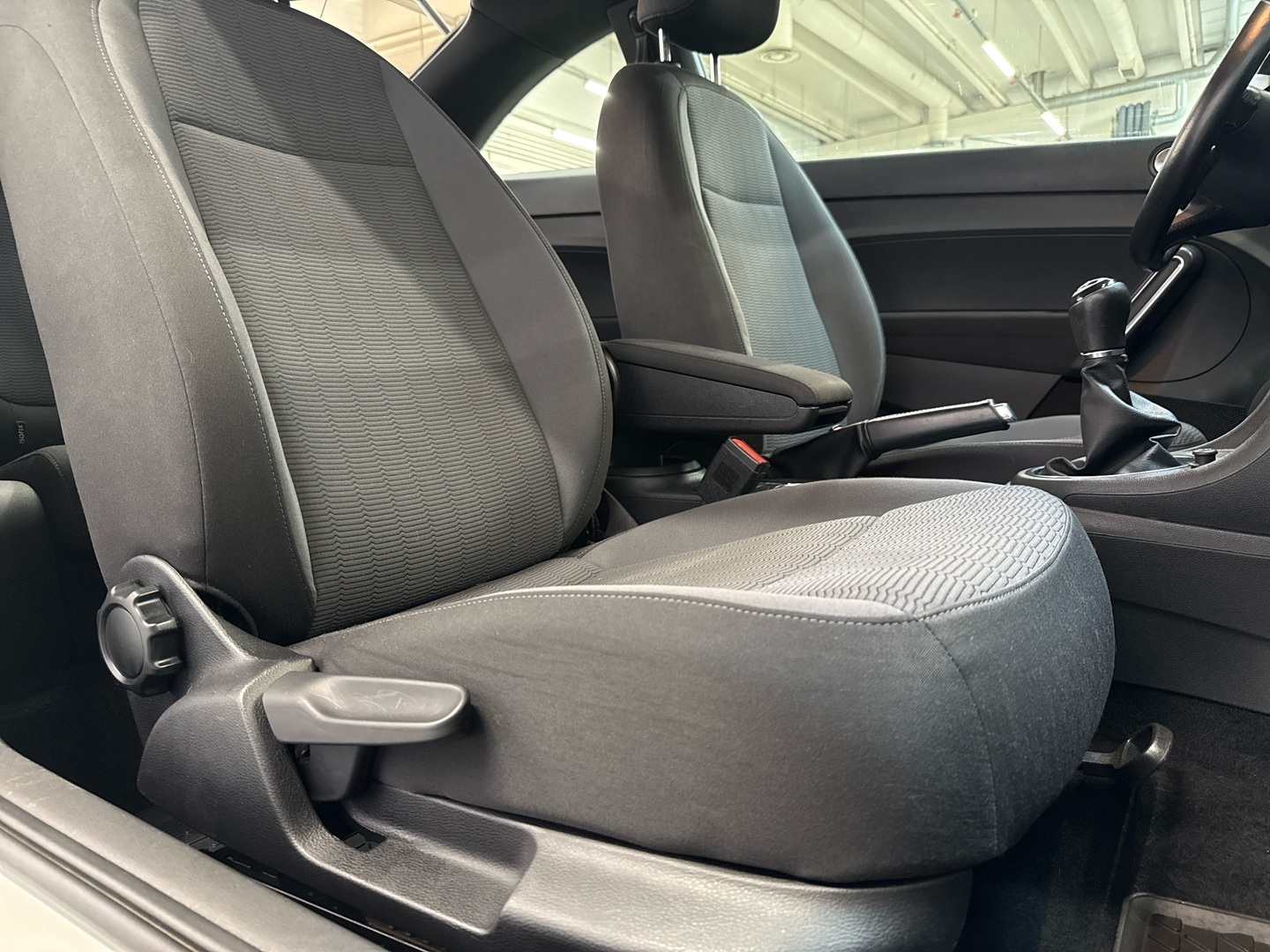 VOLKSWAGEN Beetle 2012
