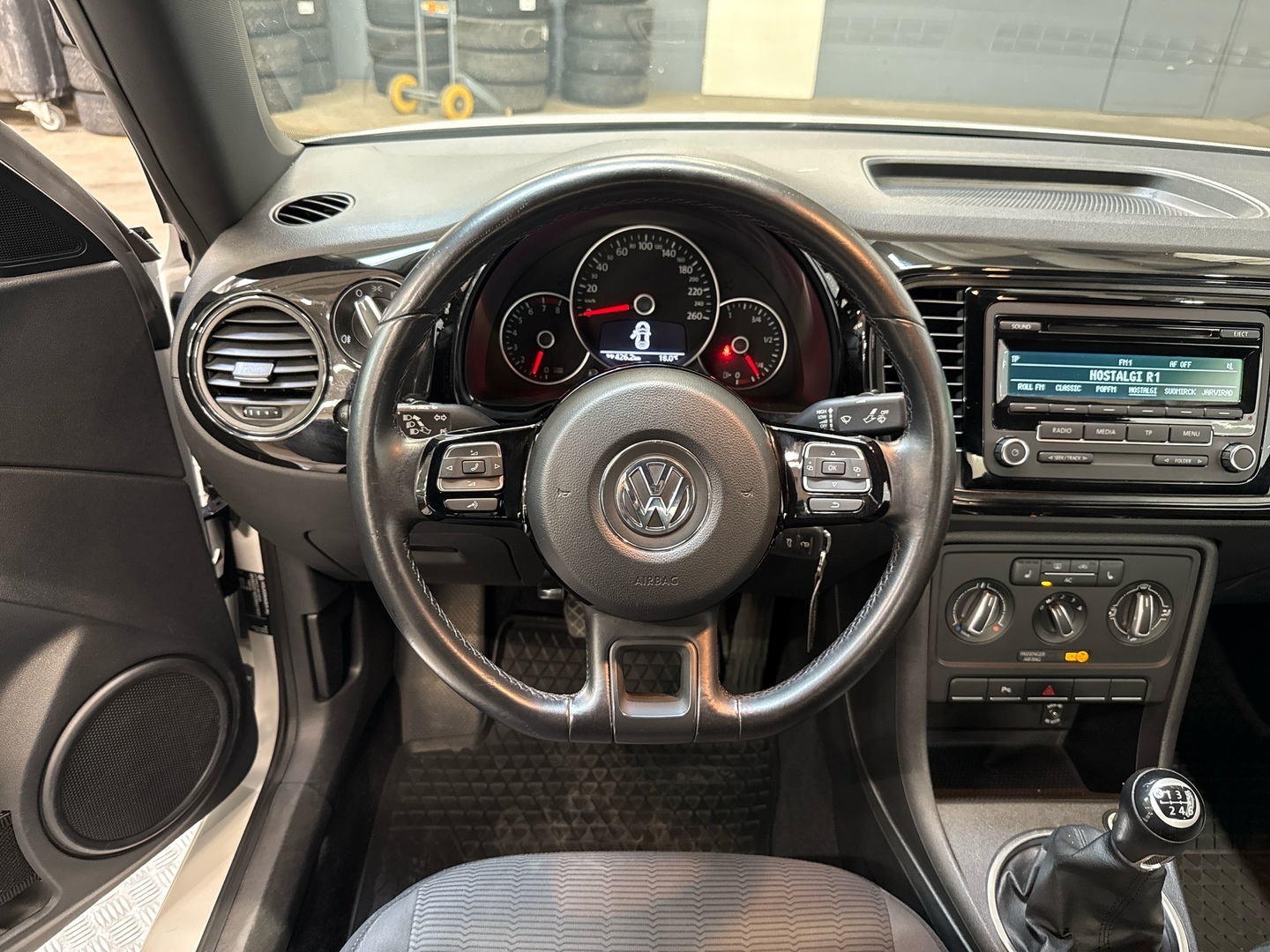 VOLKSWAGEN Beetle 2012