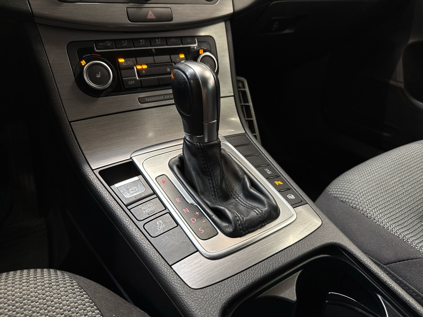 VOLKSWAGEN Passat 2011