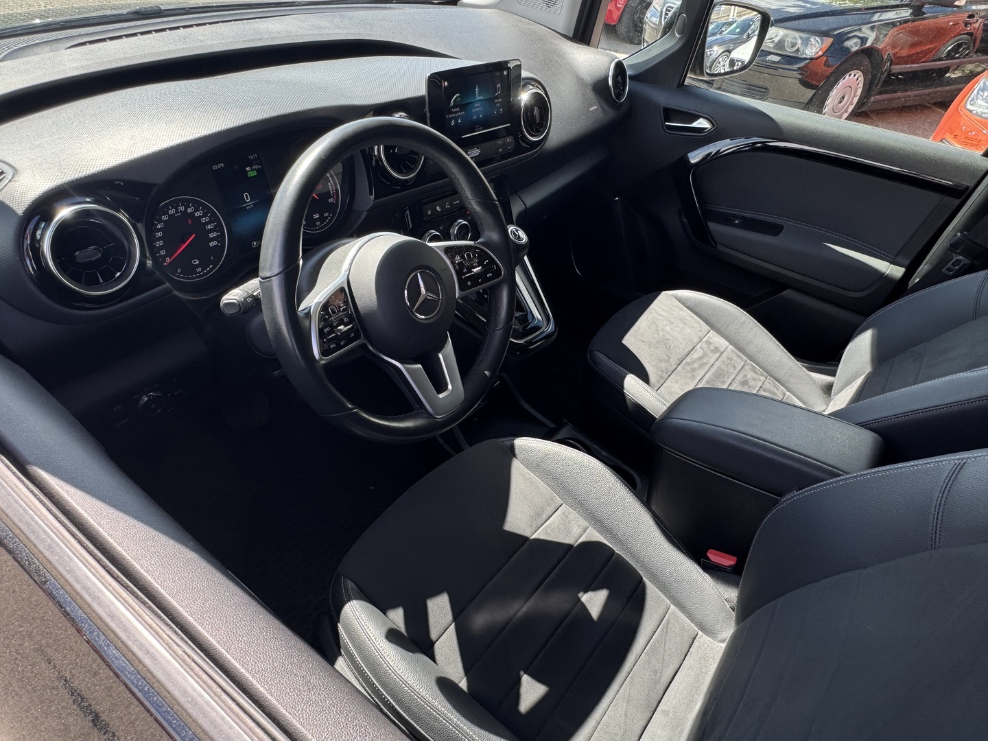 MERCEDES-BENZ EQT 2024