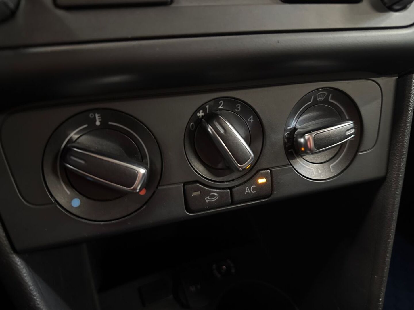 VOLKSWAGEN Polo 2012