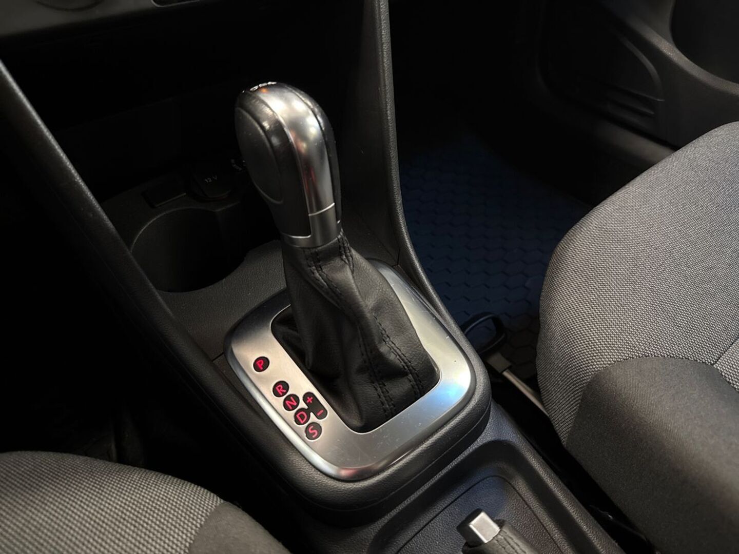 VOLKSWAGEN Polo 2012