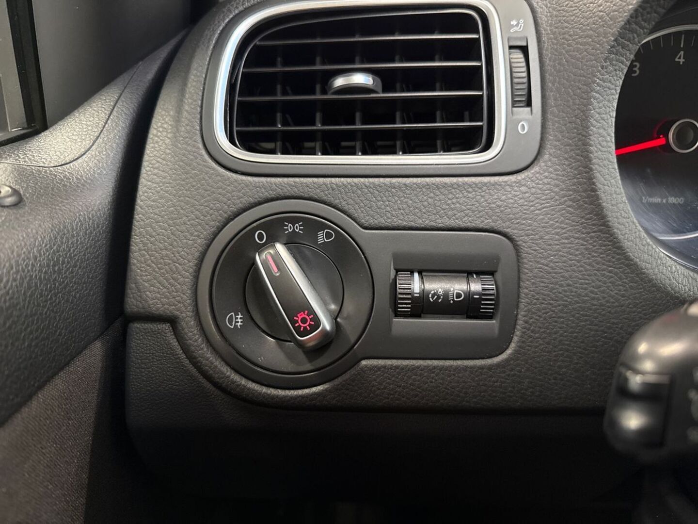 VOLKSWAGEN Polo 2012