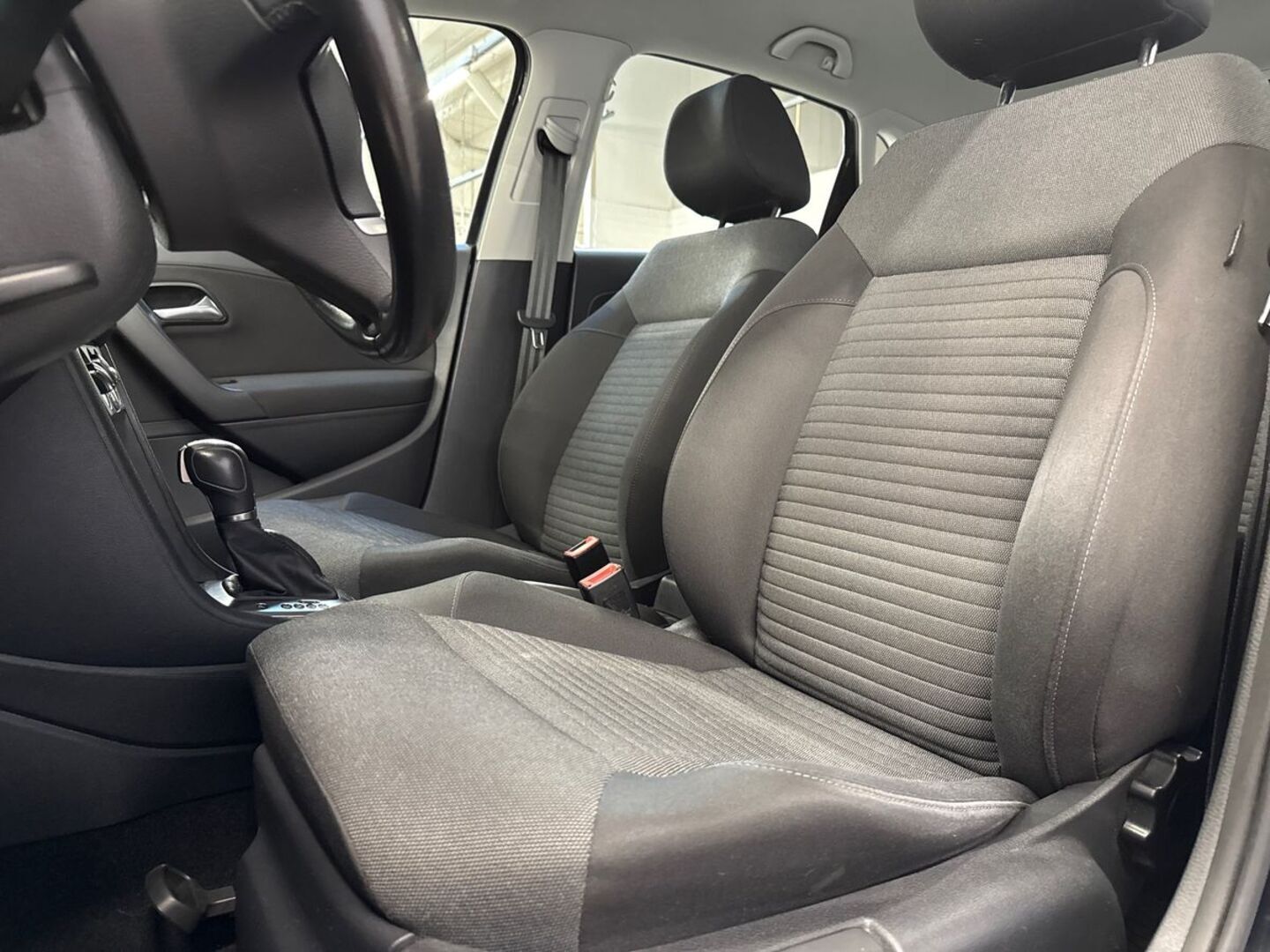 VOLKSWAGEN Polo 2012