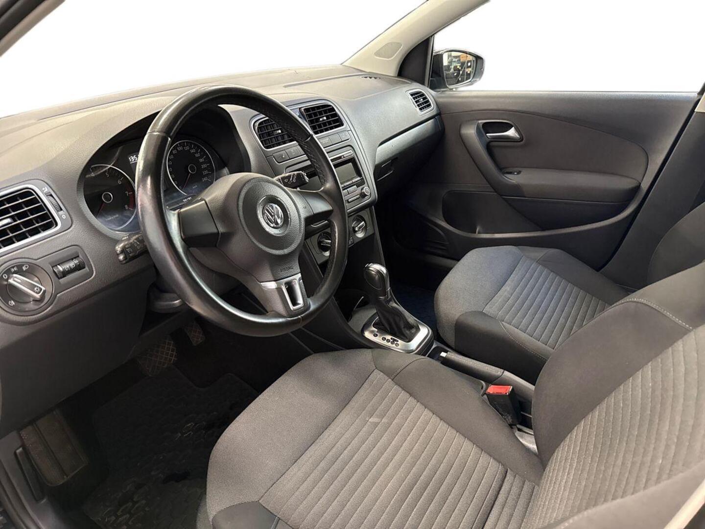VOLKSWAGEN Polo 2012