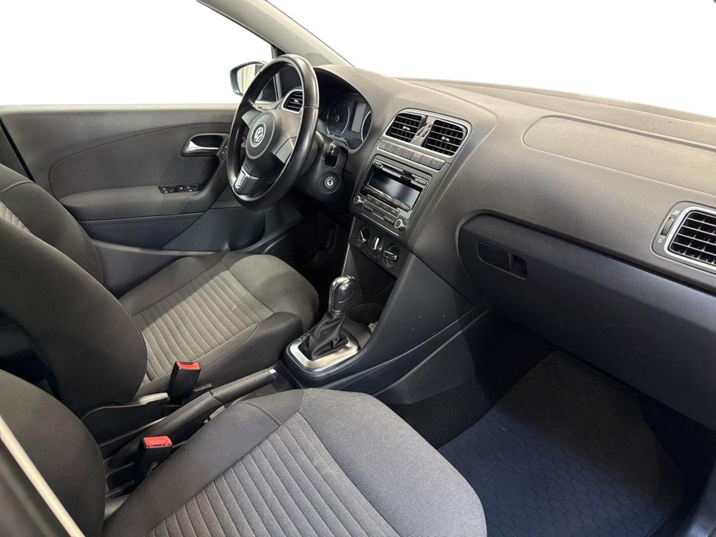 VOLKSWAGEN Polo 2012