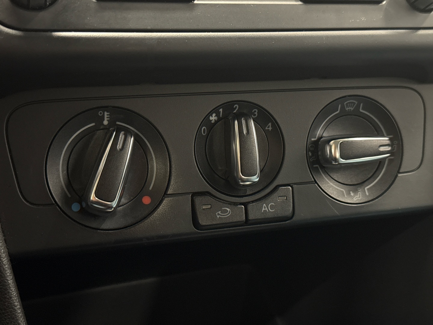 VOLKSWAGEN Polo 2012