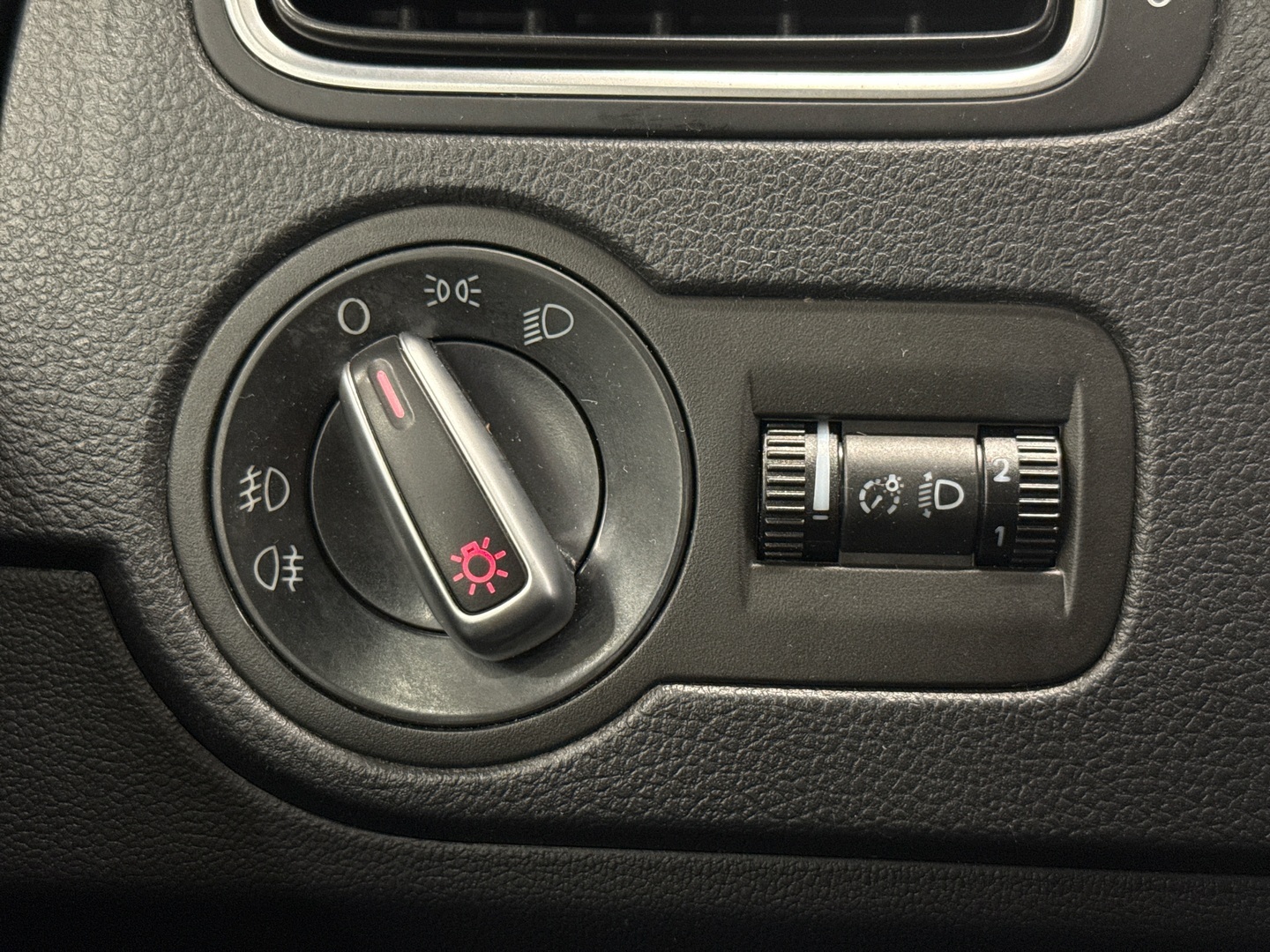 VOLKSWAGEN Polo 2012
