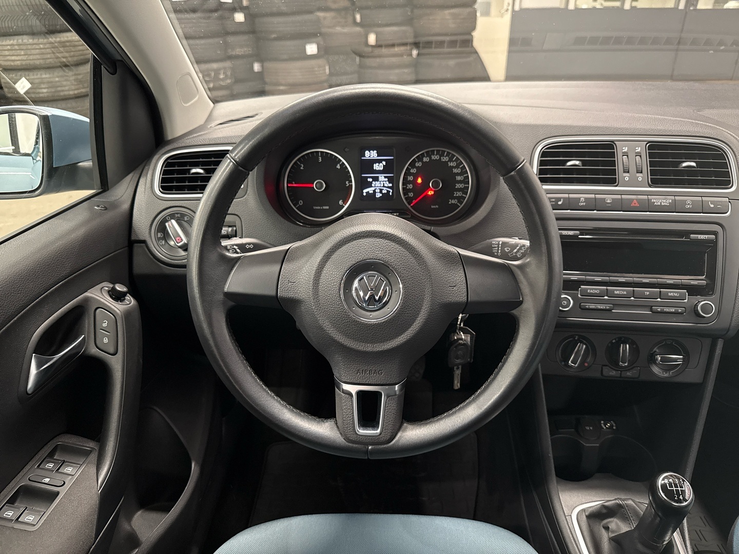 VOLKSWAGEN Polo 2012