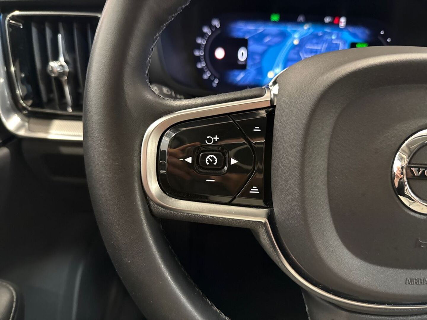 VOLVO V60 2023