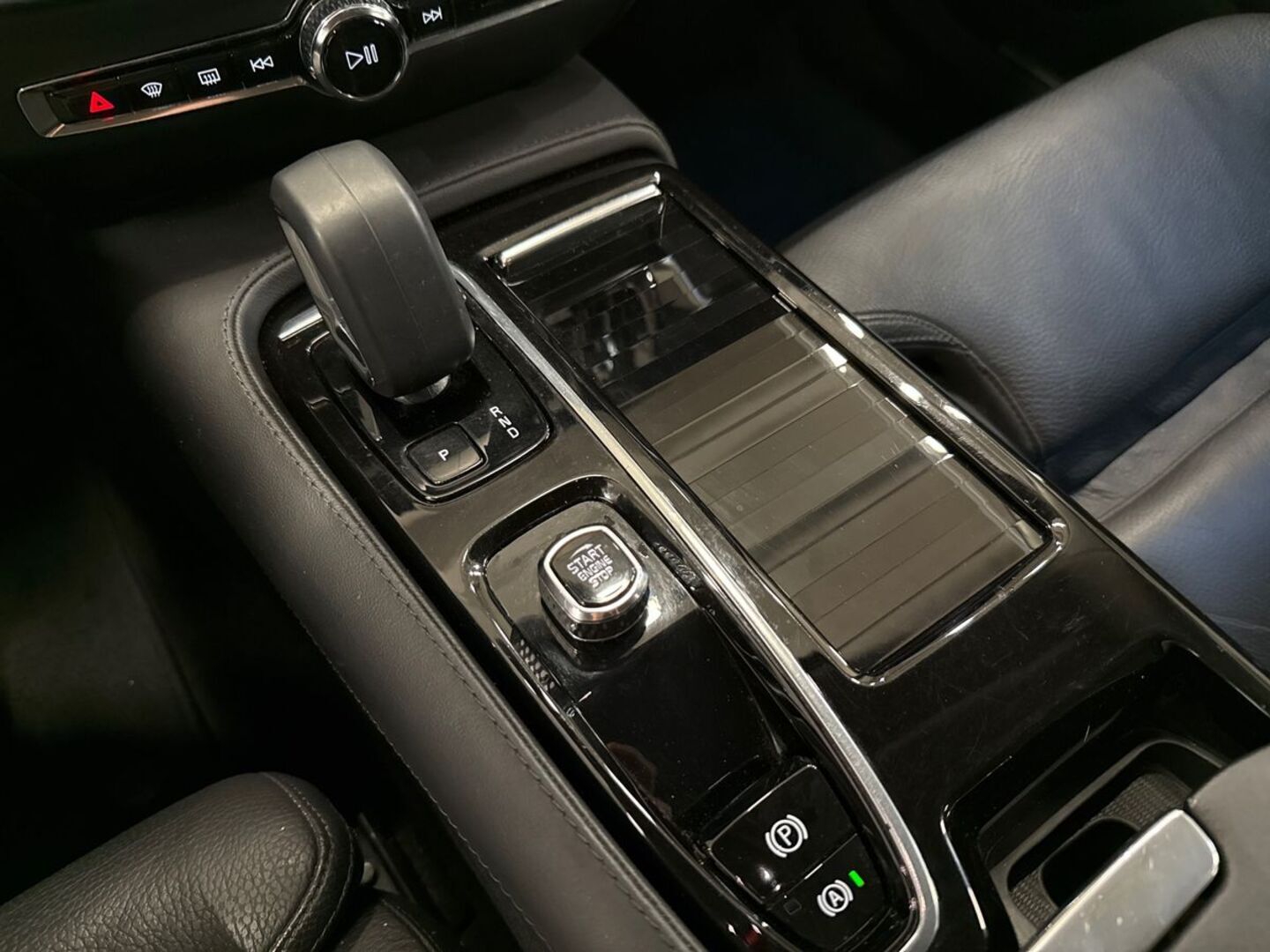 VOLVO V60 2023