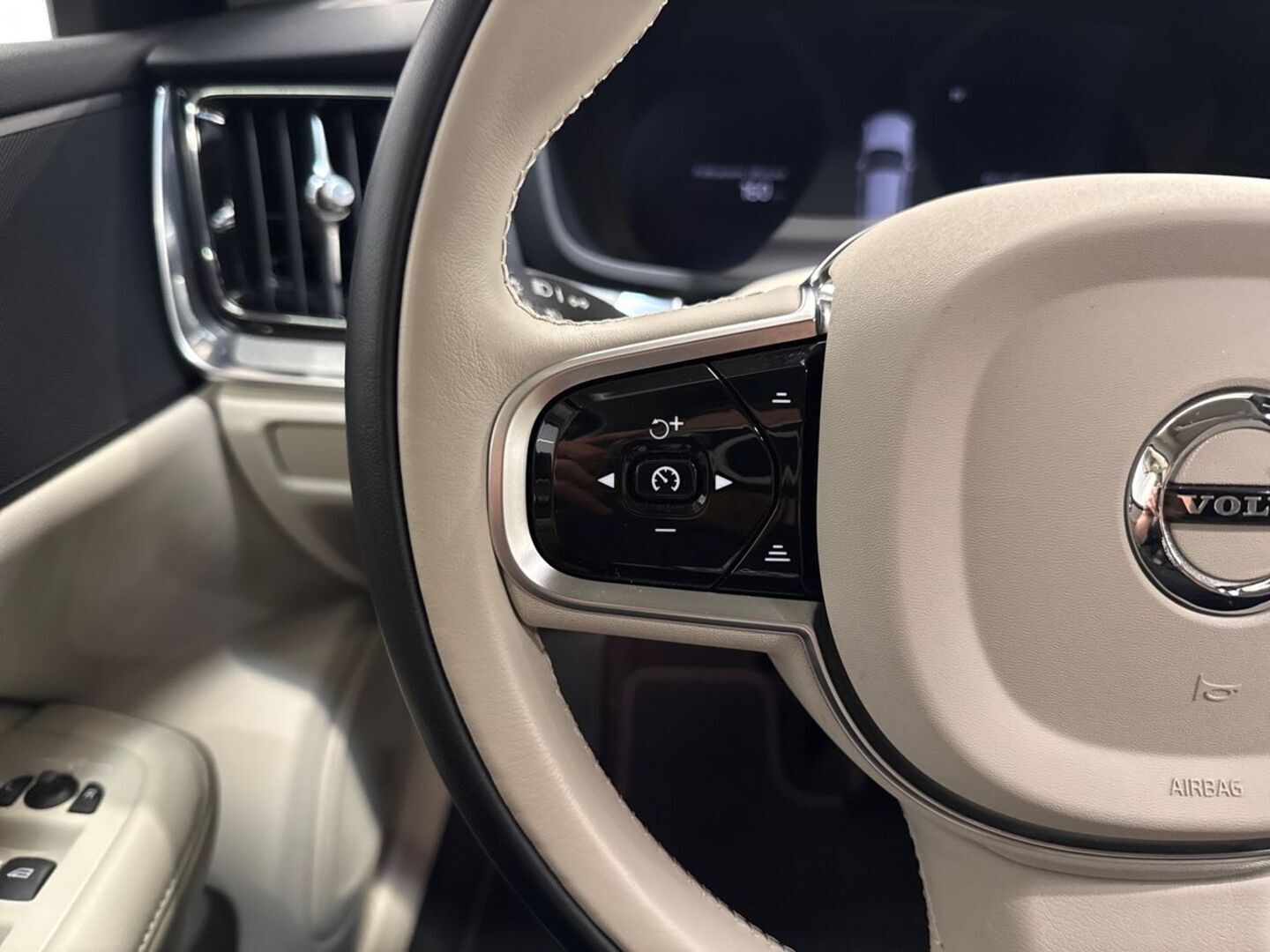 VOLVO V60 2024