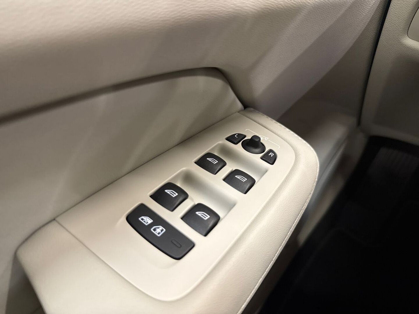 VOLVO V60 2024