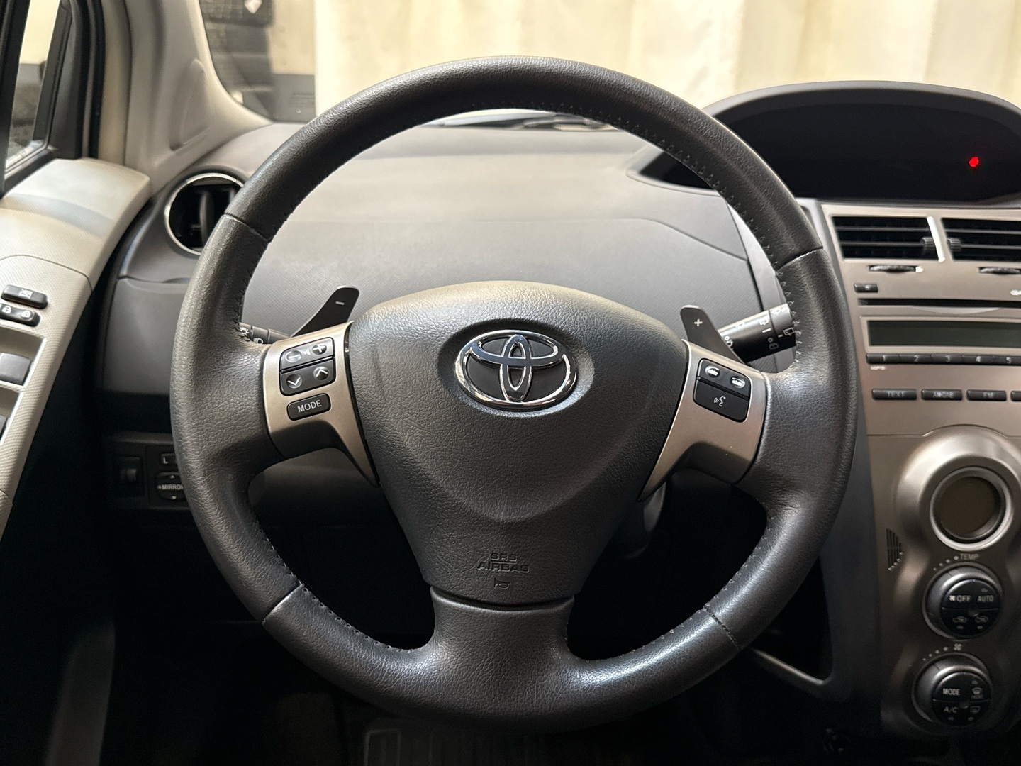 TOYOTA Yaris 2010
