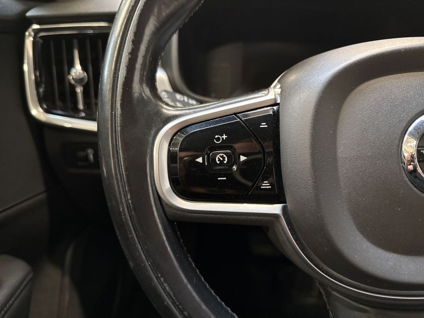 VOLVO V90 13