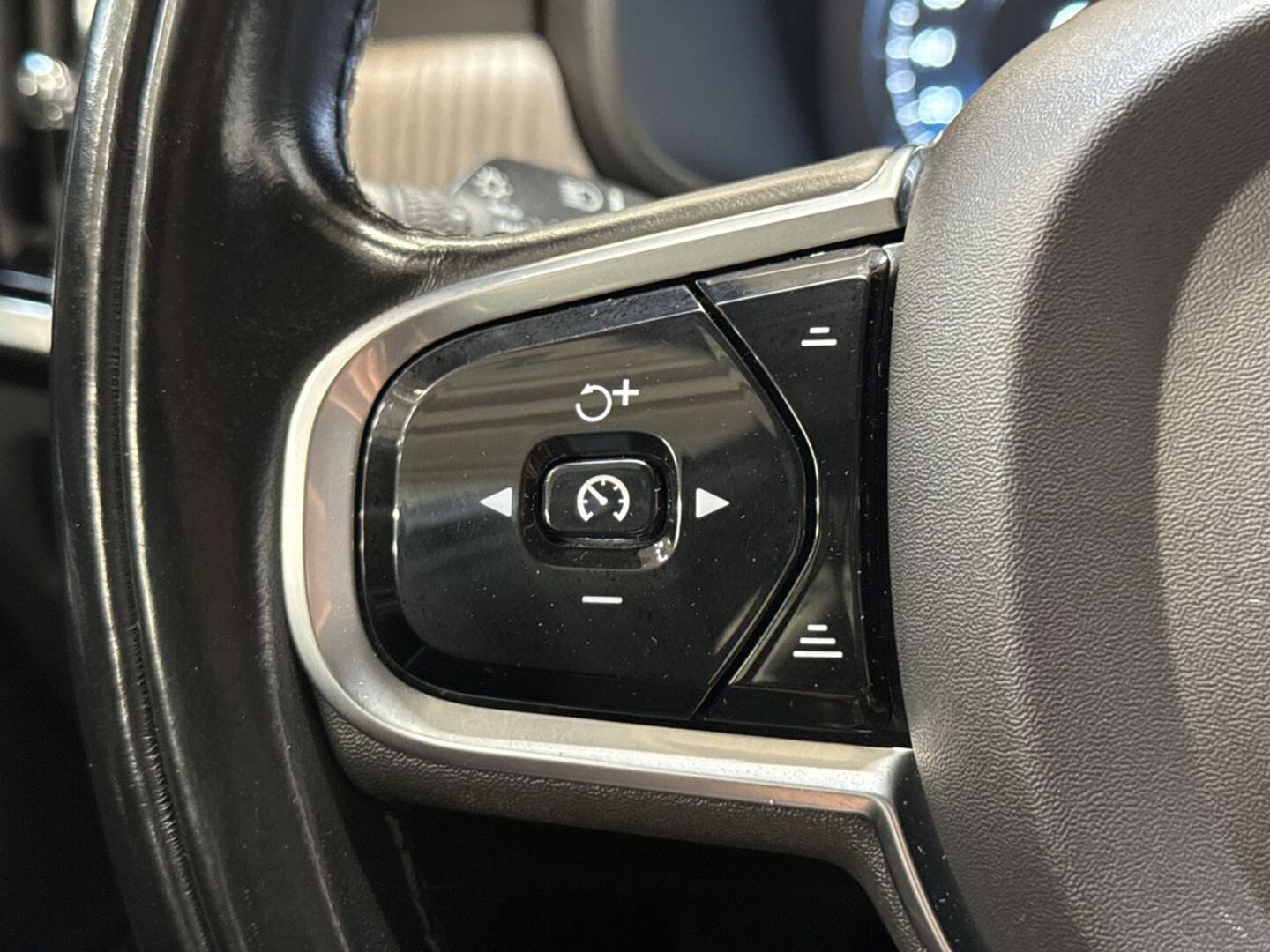 VOLVO V90 2021
