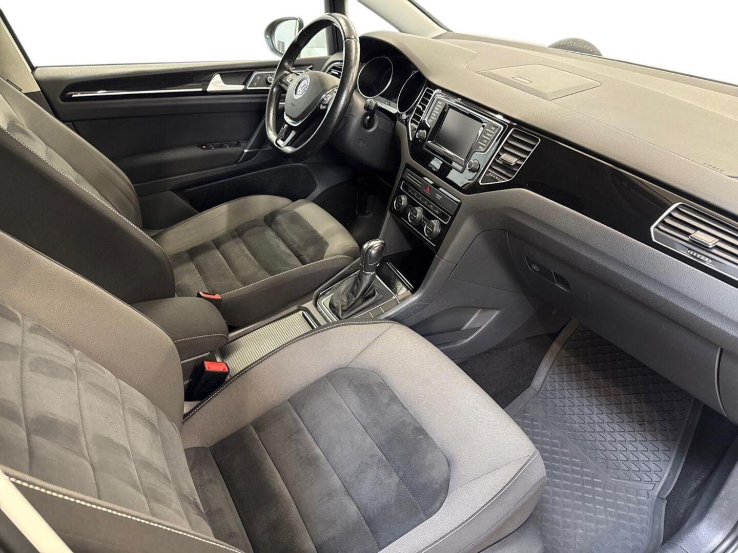 VOLKSWAGEN Golf Sportsvan 2015