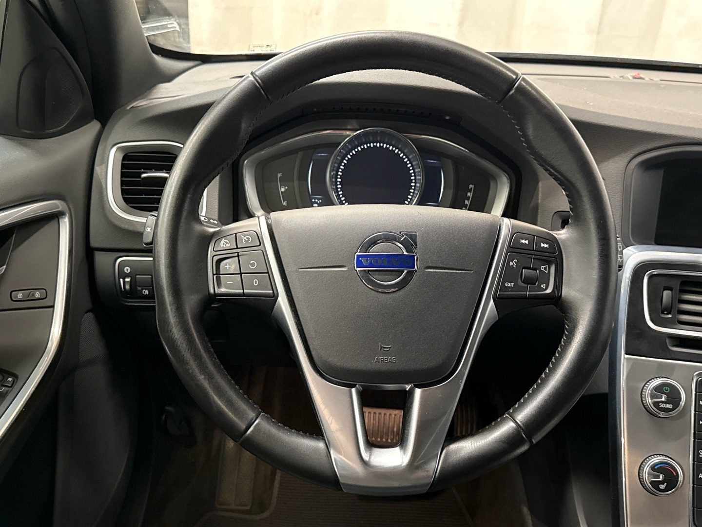 VOLVO V60 2016