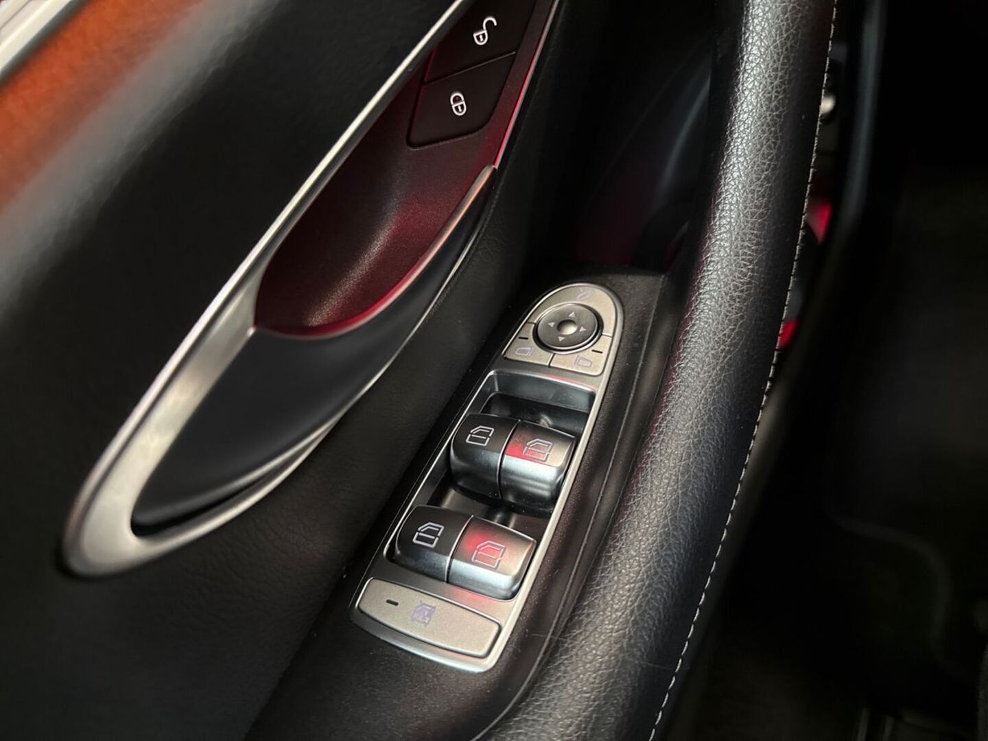 MERCEDES-BENZ E 2023