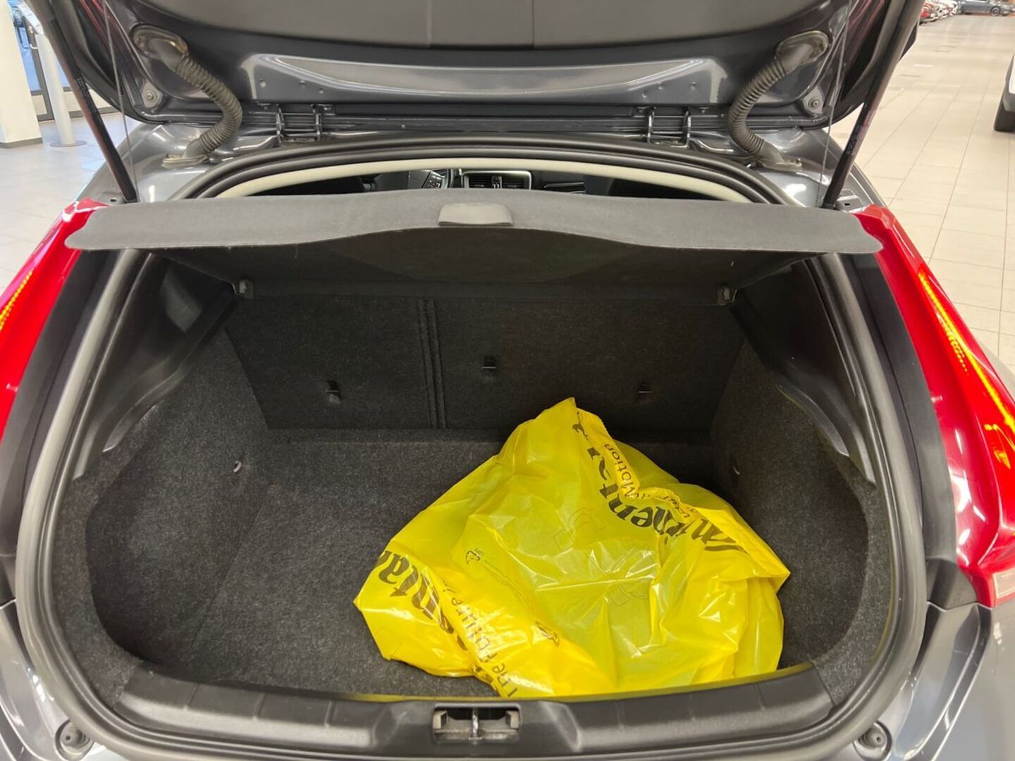 VOLVO V40 11