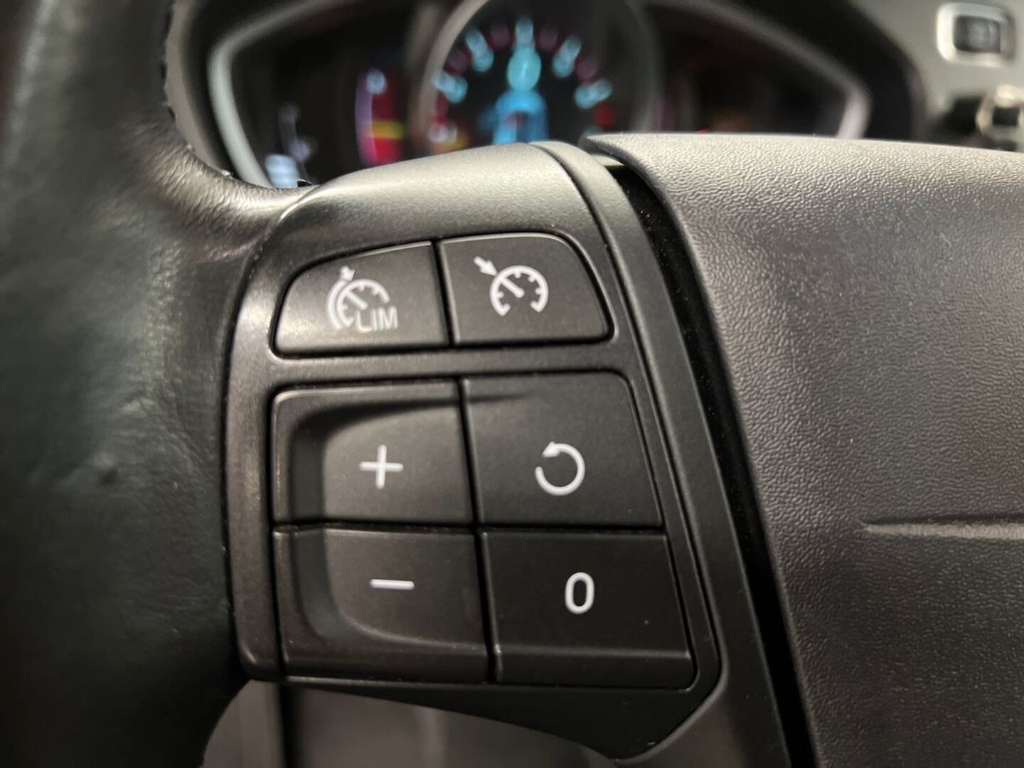 VOLVO V40 19