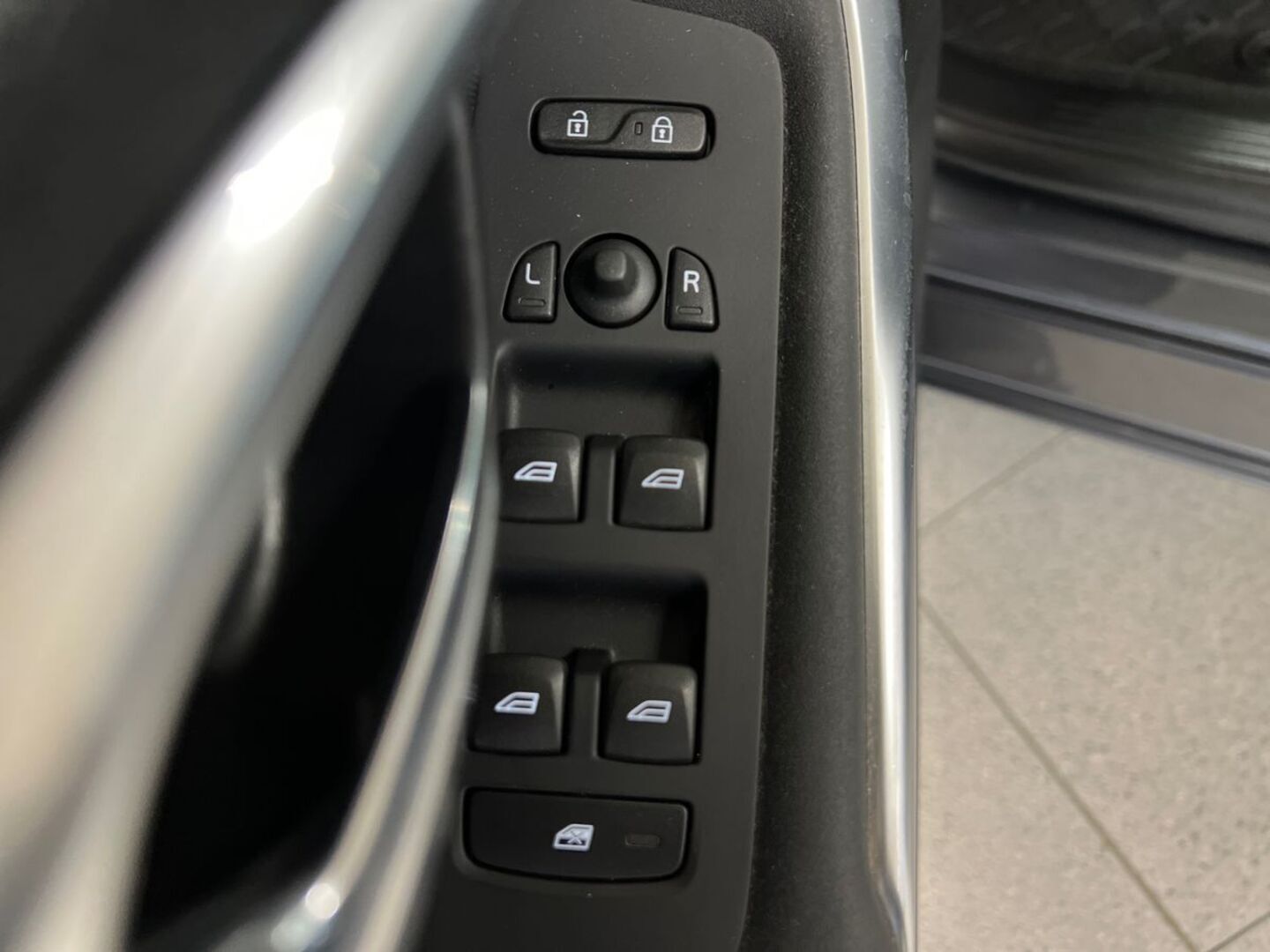 VOLVO V40 24