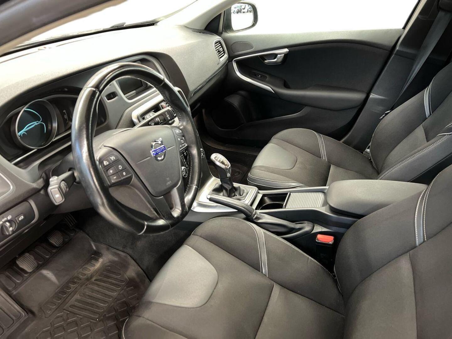 VOLVO V40 7