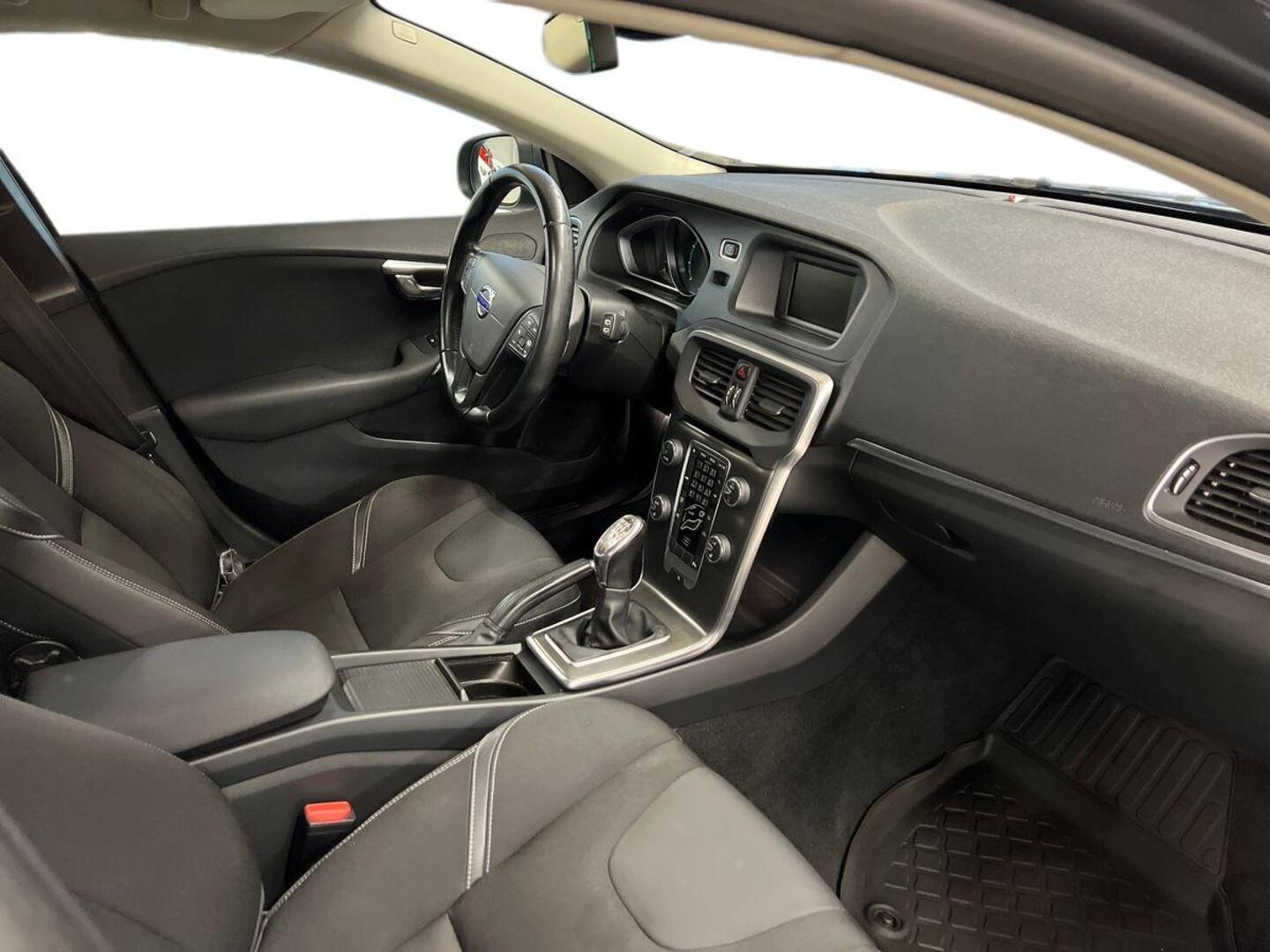 VOLVO V40 9