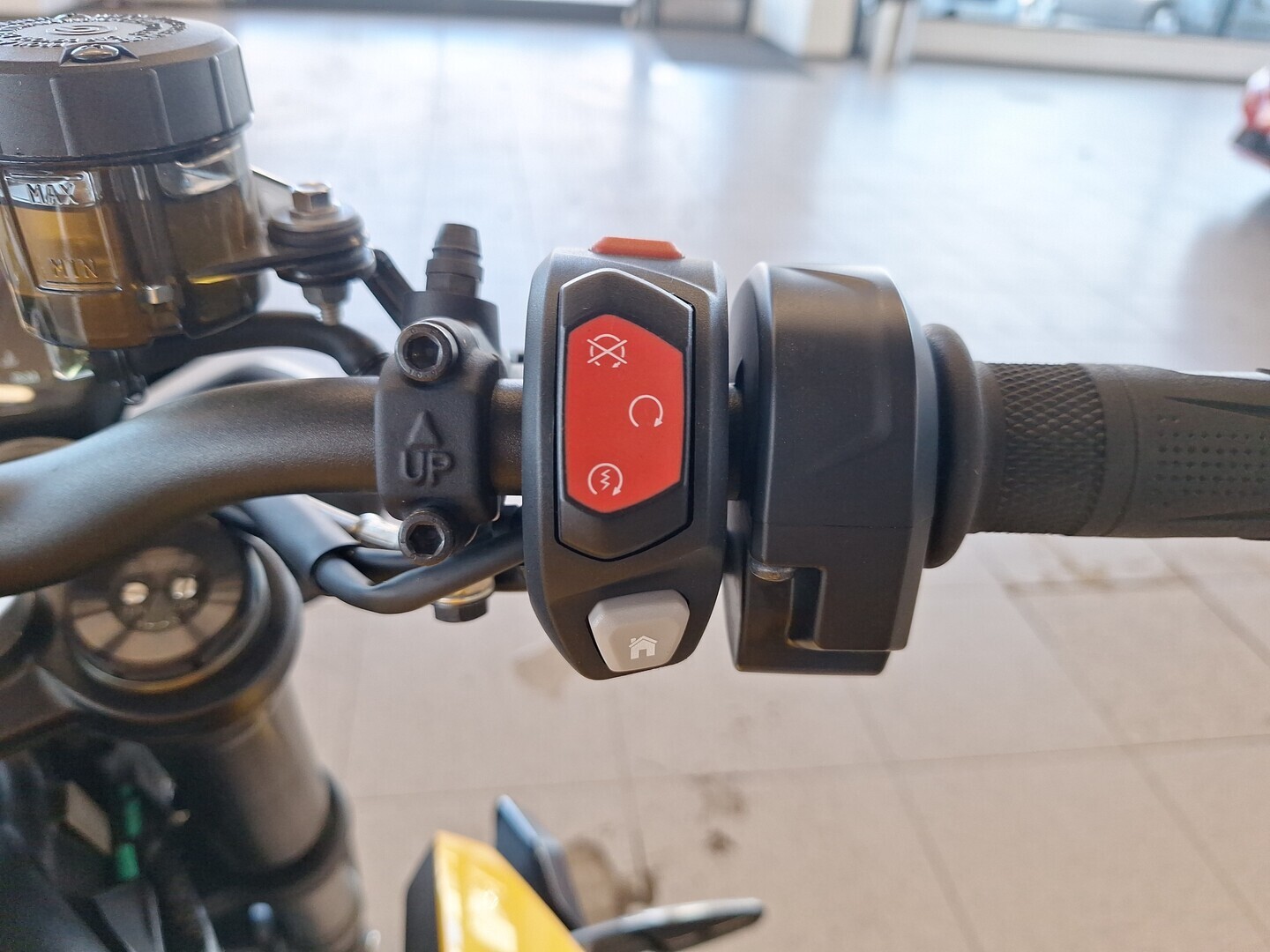 TRIUMPH STREET TRIPLE 2023