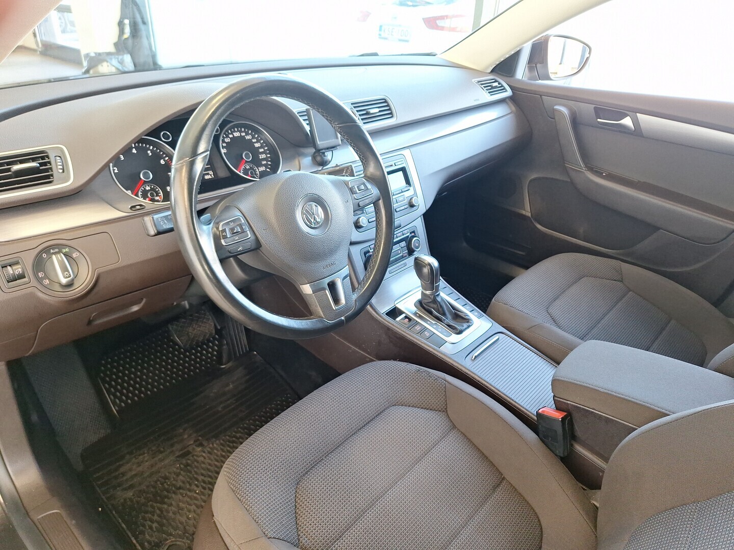 VOLKSWAGEN Passat 2011