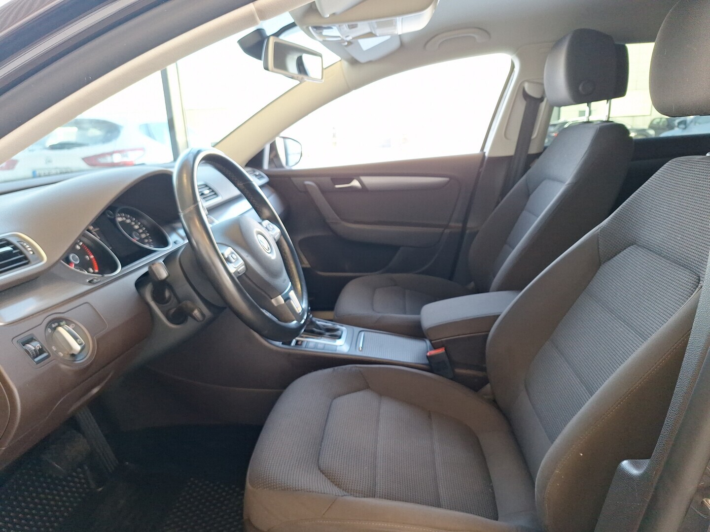 VOLKSWAGEN Passat 2011