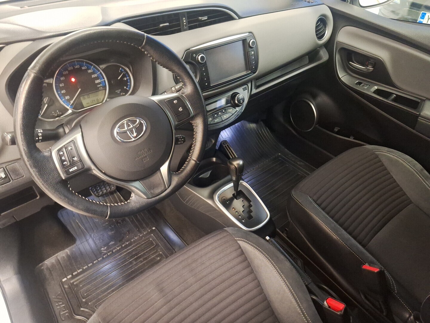 TOYOTA Yaris 2015