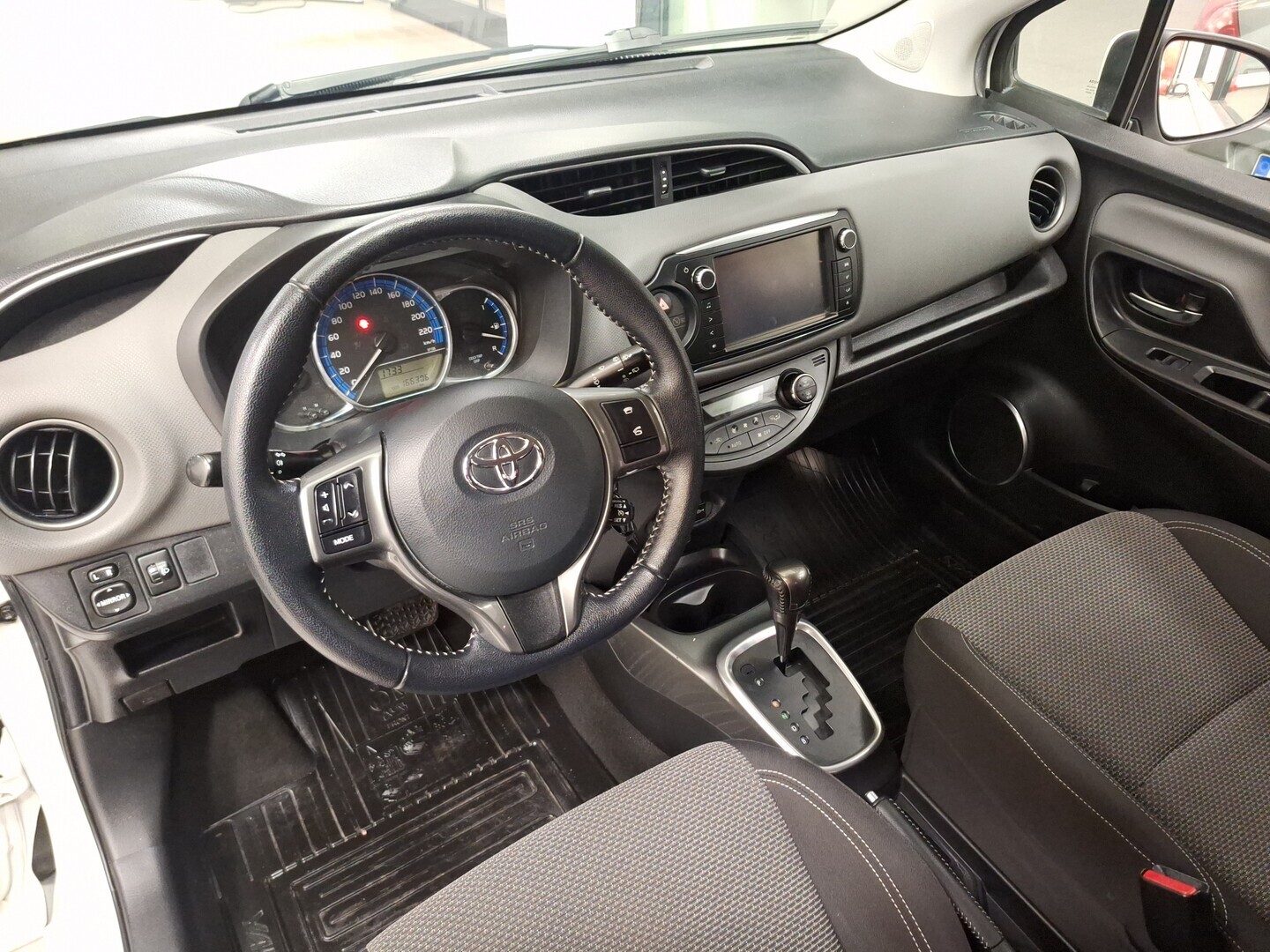 TOYOTA Yaris 2015